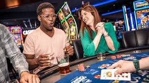 Pengguna menikmati berbagai fitur hiburan sportsbook dan kasino dalam satu akun